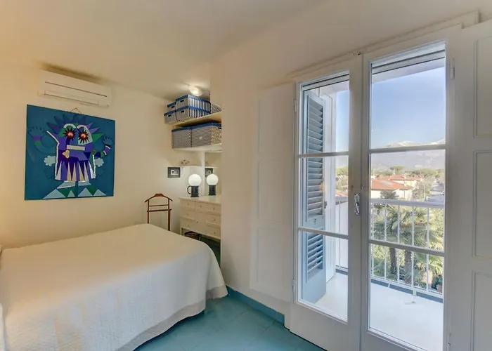 Spacious In Dei Marmi - Sea View & Balcony