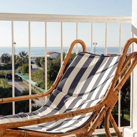 Spacious In Dei Marmi - Sea View & Balcony Apartman