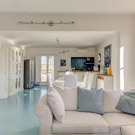 Апартаменти Spacious In Dei Marmi - Sea View & Balcony